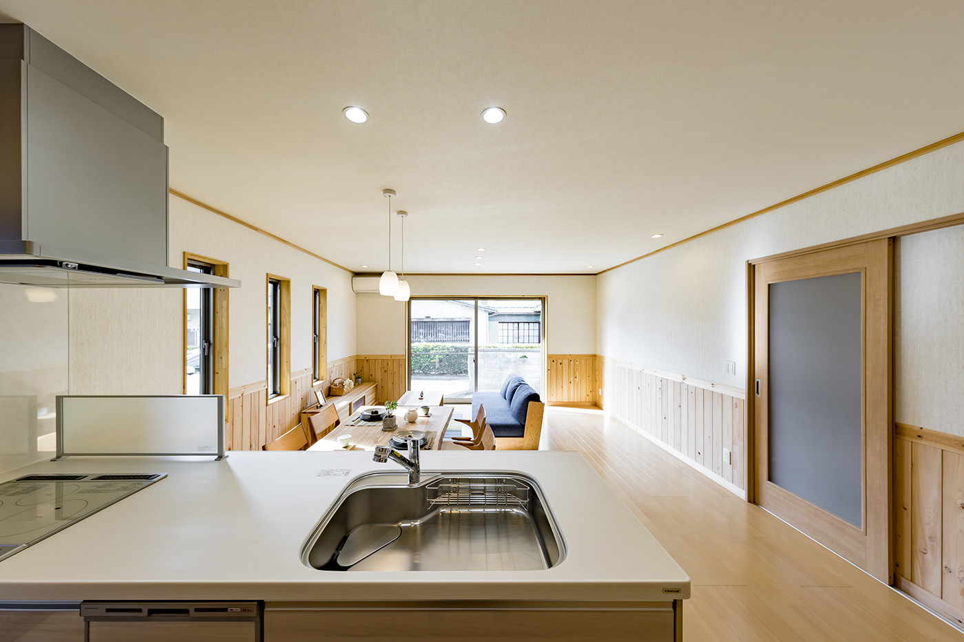 ガレージハウス ISHIKAWA/石川興建【和風、夫婦で暮らす、間取り】キッチンからは、ダイニング、リビング、掃き出し窓の外まで見渡せる