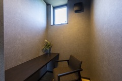 コンパクトながら落ち着いた雰囲気の書斎スペース。窓からの自然光が心地よく、集中力を高める環境が整っている。