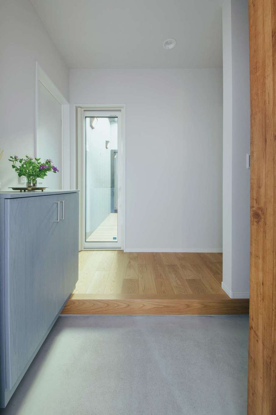 子育て安心住宅 Design Craft Office【子育て、間取り、平屋】玄関ホールや廊下からも中庭へと入れるため、ぐるぐると回遊できる