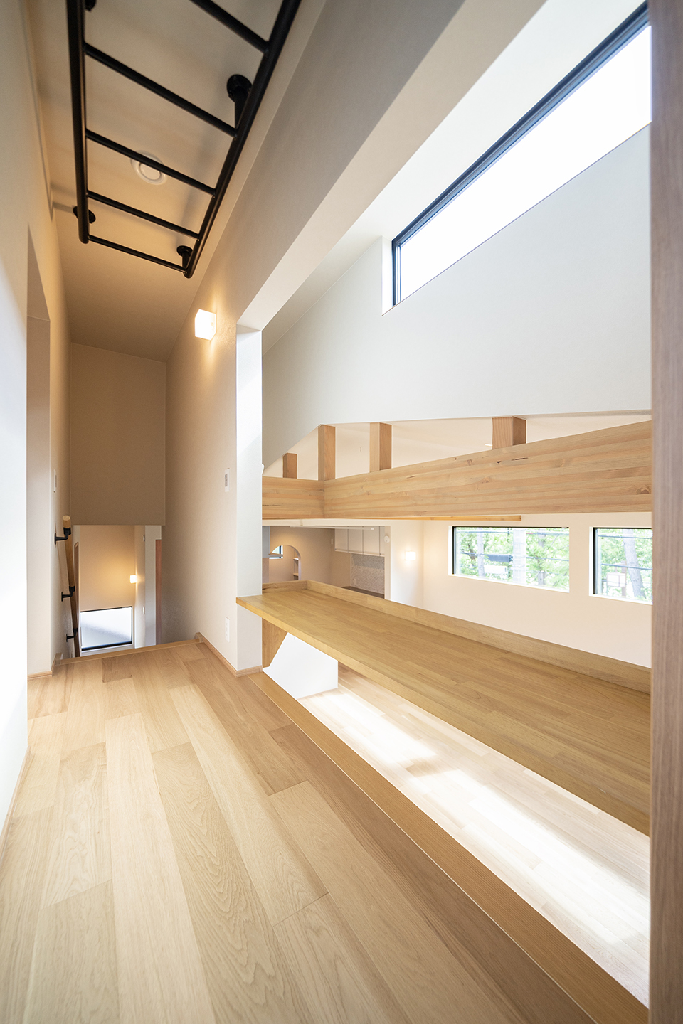 CSホームズ｜天井には雲梯も取り付け、遊び心抜群な注文住宅ならではの設計。木材を多用したデザインはナチュラルな印象を与え、日差しも豊かに差し込む。