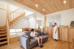 ダイニング、リビング、吹き抜けと天井高を段階的に上げているため開放感もさらにアップ。無垢のフローリングに横になるのは、ソファよりも気持ちいいのだとか