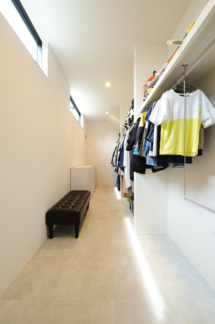 キッチンの裏手にある水回りに隣接して設けたファミリークローゼット。洗濯の動線を短縮できるだけでなく、「家族分の衣類を全部ハンガーに吊るしてしまっておけるので、すごく便利です！」と奥さま
