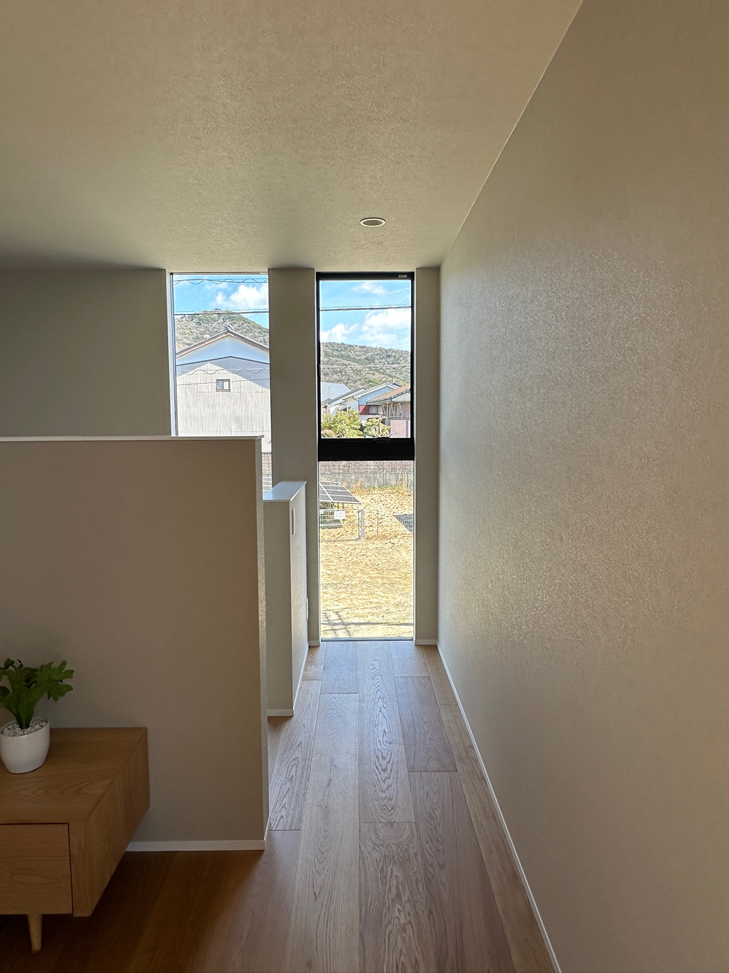 BASE.trip【デザイン住宅、間取り、インテリア】東側の窓越しに視線が抜けていく開放感に満ちあふれた2階リビング。遊びに来たゲストの誰もが歓声をあげる