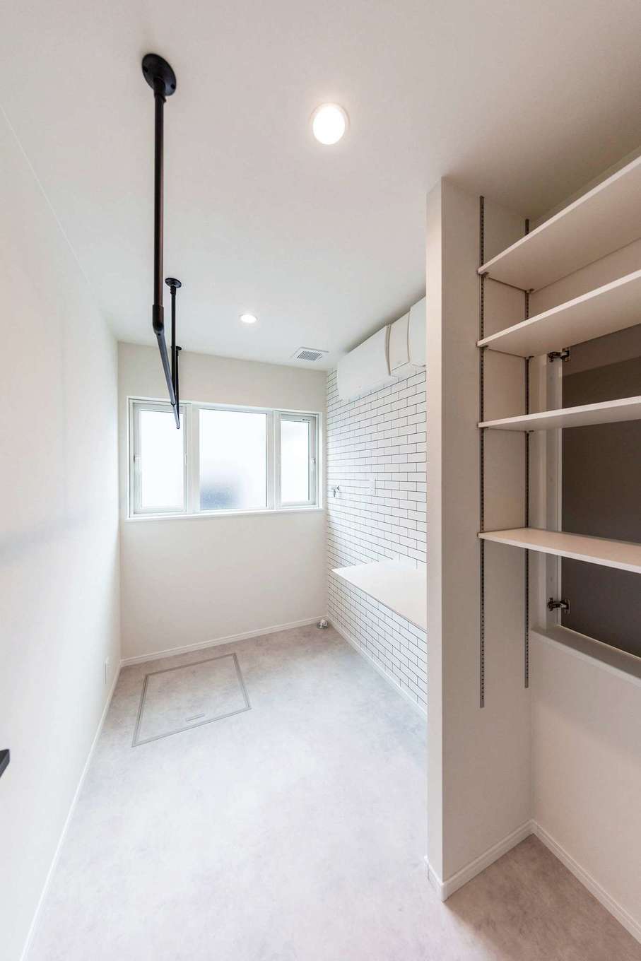 渡辺建設【省エネ、ペット、平屋】脱衣所とランドリールームの間に造作した収納はスケルトンにして、両側から共用。洗濯物や畳んだタオルもそこに置くだけでどちらからも手が届く