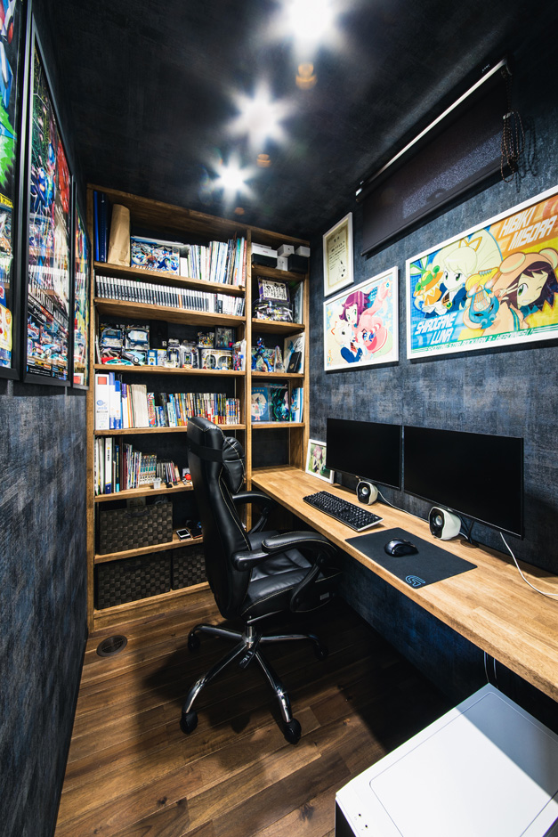 SEIEN ARCHITECT【趣味、建築家、1000万円台】ご主人のゲーム専用ルーム。長いカウンターを設置し、書棚を壁面いっぱいに設けてあり、思う存分ゲームに没頭できる