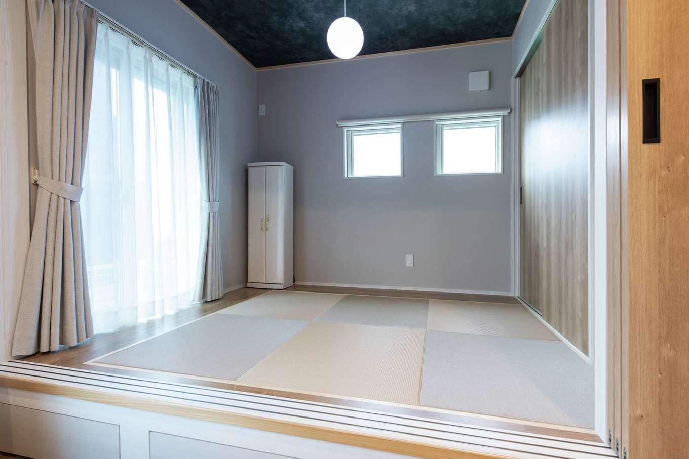 小玉建設【デザイン住宅、子育て、間取り】和室はLDKとの統一感を意識し、モダンな雰囲気に。月をモチーフとした照明を気に入り、天井は夜空をイメージ。下部は収納