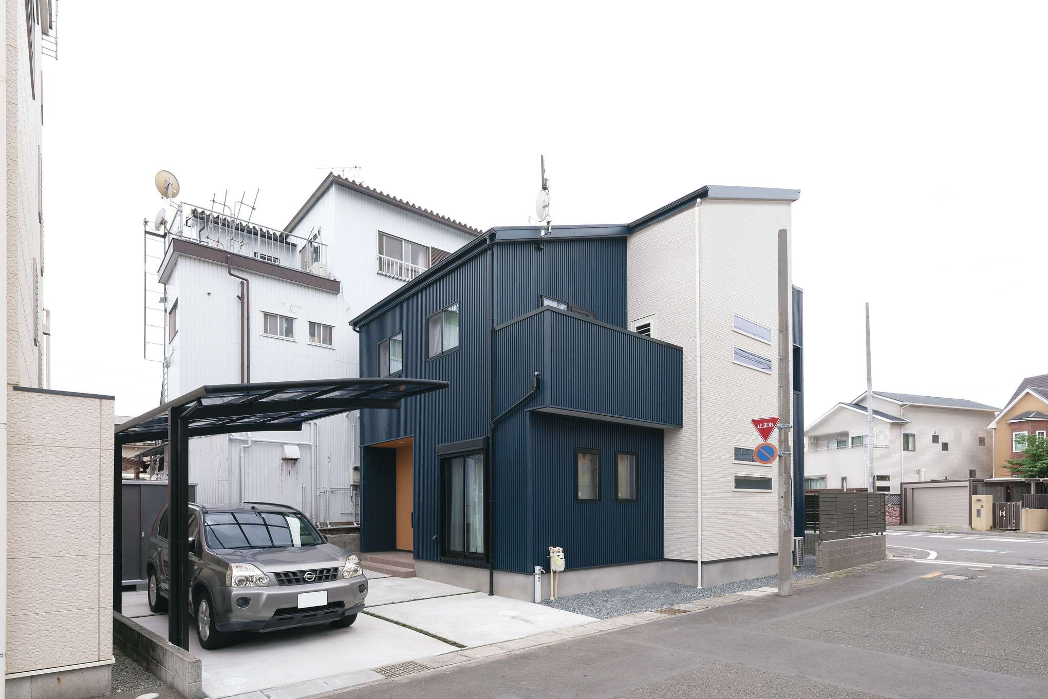 三和建設【収納力、趣味、間取り】外壁はブルーのガルバリウムとサイディングのツートン。片流れの屋根と横スリット窓が外観のアクセントに