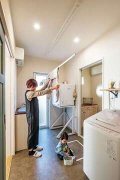 脱衣室とは別の、ランドリールームと隣接した造作の洗面台　