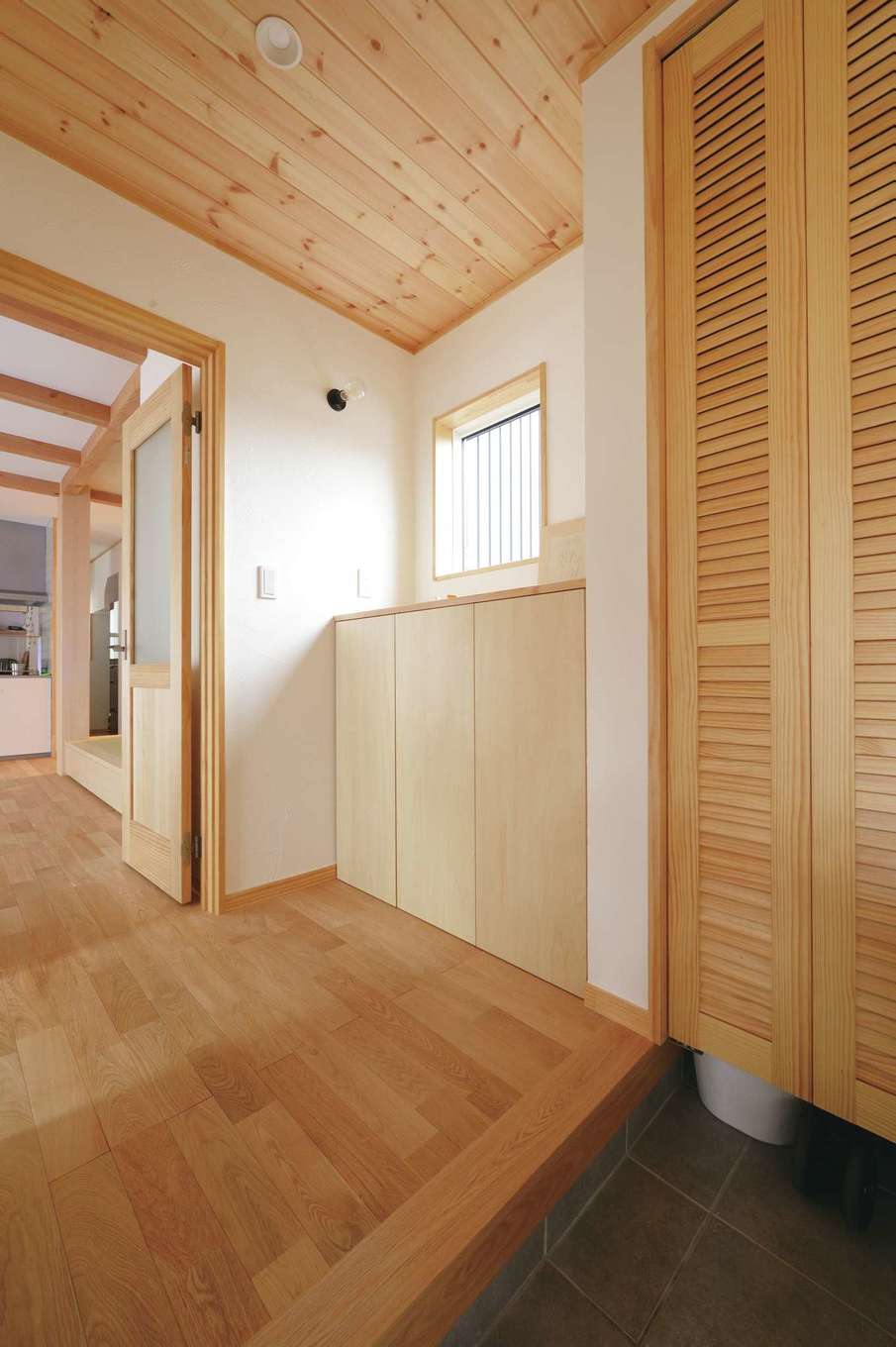 深見工務店 S-style【子育て、自然素材、間取り】玄関の土間収納はコンパクトに。ルーバー式の建具で風通しをよく