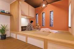 見学会で見て「これだ」と一目惚れした小上がりの畳コーナー。カウンターを設け、パソコンスペースやスタディコーナーに。お子さんのお昼寝タイムでも作業ができる