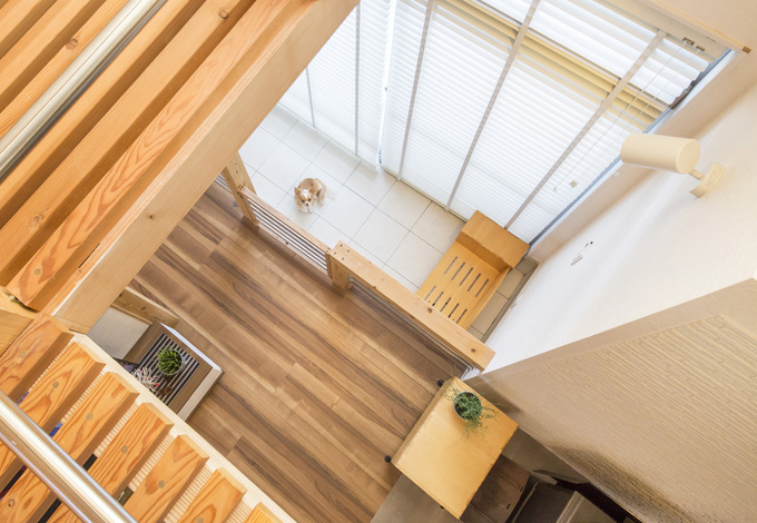 2階吹抜けからリビングを臨む。家族がどこにいても、常に気配を感じ合える吹抜けのある空間づくりは『住たくeco工房』の得意技