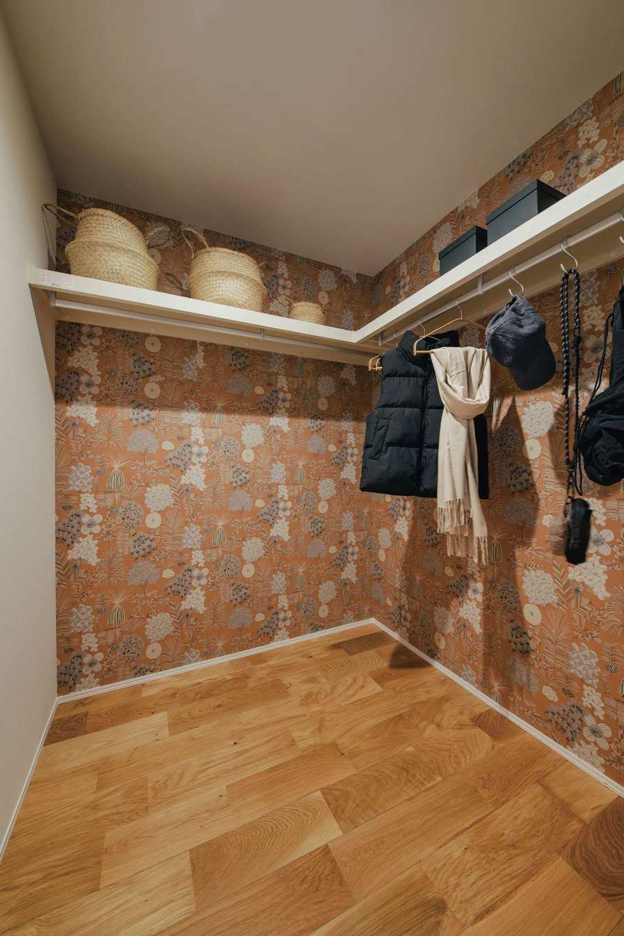 遠州鉄道 遠鉄ホーム【浜松市中央区青屋町400・モデルハウス】玄関ホールに設けたファミリークローゼット。出勤前や帰宅後に上着を羽織ったり、子どもが幼稚園から帰ったらすぐにここで着替えをしたりと、日常生活をスムーズに送ることができる