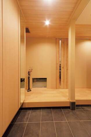 高級旅館のような和テイストで仕上げた玄関ホール