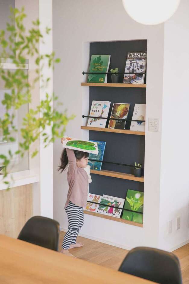 お気に入りの絵本を手に取ってママのもとへ。読み終わったら、表紙がかわいく見えるように飾りながらお片付け