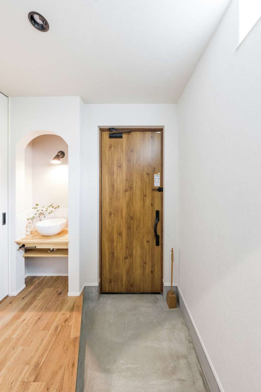 Gate air house/阿部住宅【デザイン住宅、狭小住宅、省エネ】モルタルを貼って土間風に仕上げた玄関ホール。手洗いコーナーに奥さまお気に入りの洗面ボウルを採用