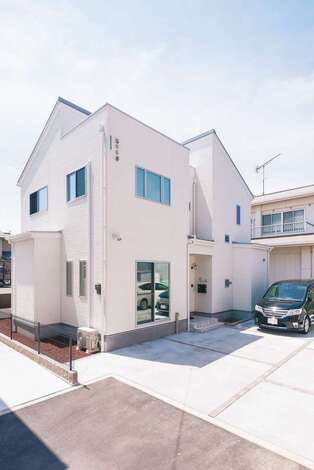 立体的な外観のフォルムも奥さまのお気に入り。シャープさと洗練を印象づけるホワイトが、E邸ならではの個性をもたらす。窓ガラスにはフィルムを貼り、視線をカット