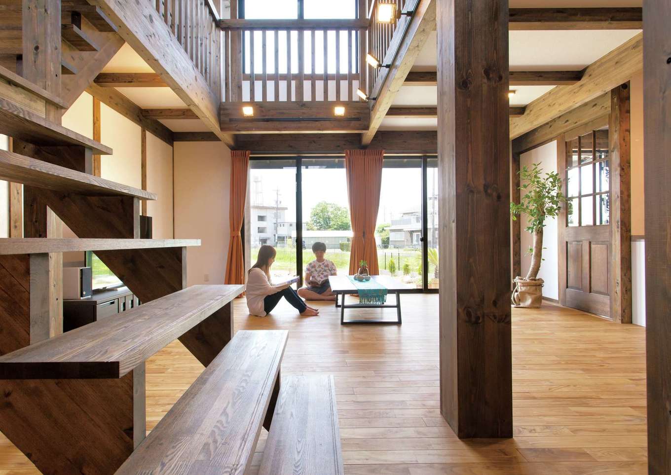 サイエンスホーム【1000万円台、デザイン住宅、自然素材】リビングの大きな開口部が外と中をつなぐ。柱、梁などの構造材はもちろん、階段、建具まですべて国産ひのきを使用