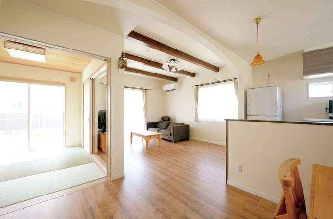 ダイニングキッチンとリビングを緩やかに空間分けするR壁。曲線が柔らかい印象を与えている