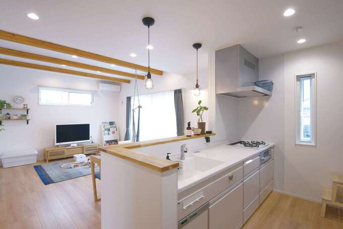 キッチンに立てば、リビングを見渡せるようにした間取り。子どもを見守りながら家事ができるのが嬉しい