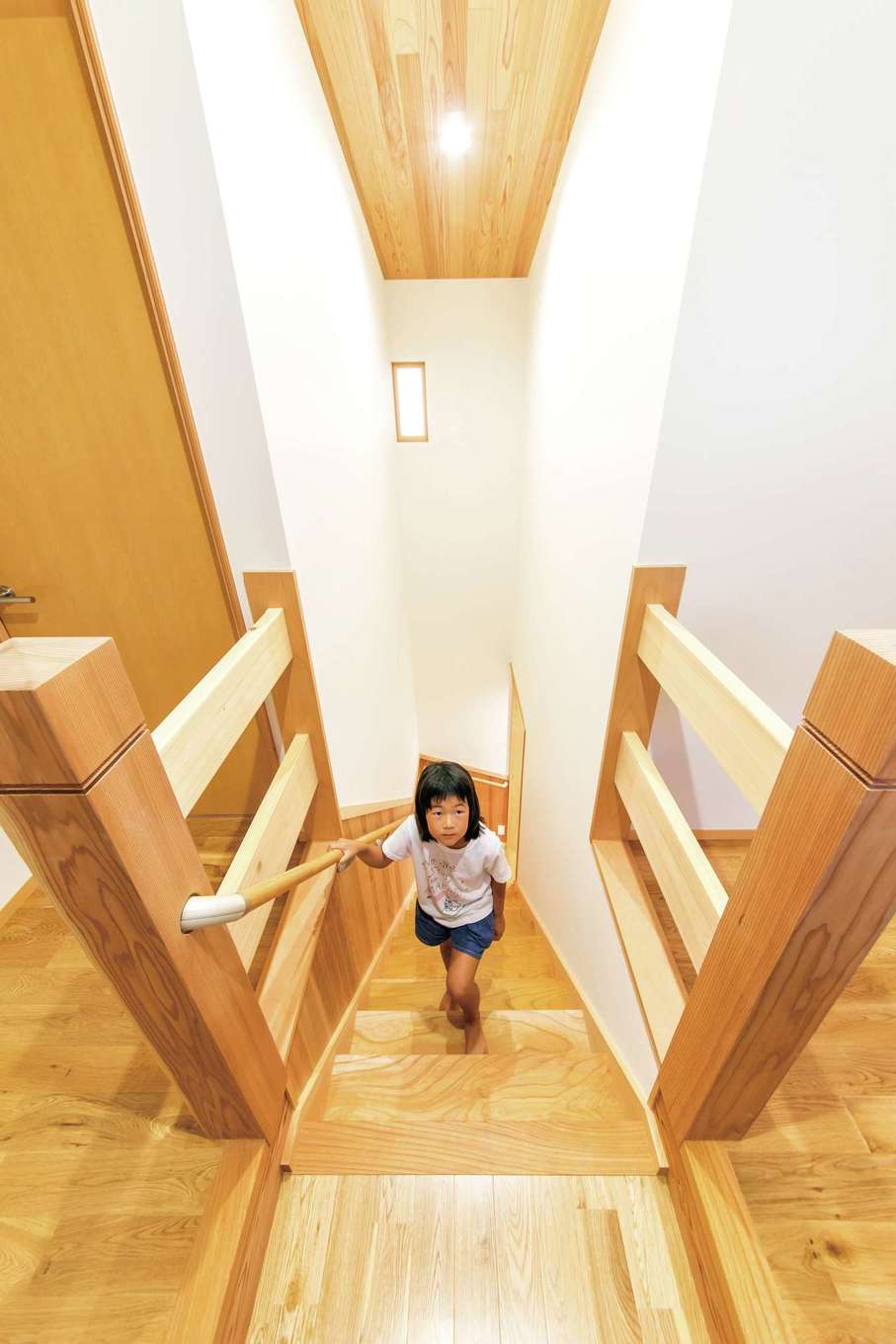 櫻 工務店【和風、自然素材、間取り】階段には賢くて丈夫なケヤキを使用。2階ホールからは、主寝室へ、子ども室へと動線が分かれている