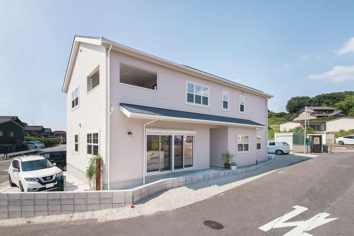 SEVEN HOUSE/セブンハウス【デザイン住宅、二世帯住宅、インテリア】アーリーアメリカンスタイルな外観。シンプルながら、真っ白のサイディングの外壁がひと際目を引く