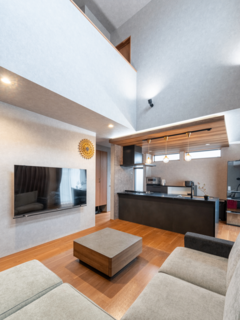 開放感あふれるリビングに、木目の下り天井と照明がスタイリッシュモダンな印象の
キッチン。家族でリラックスできるくつろぎの空間です。