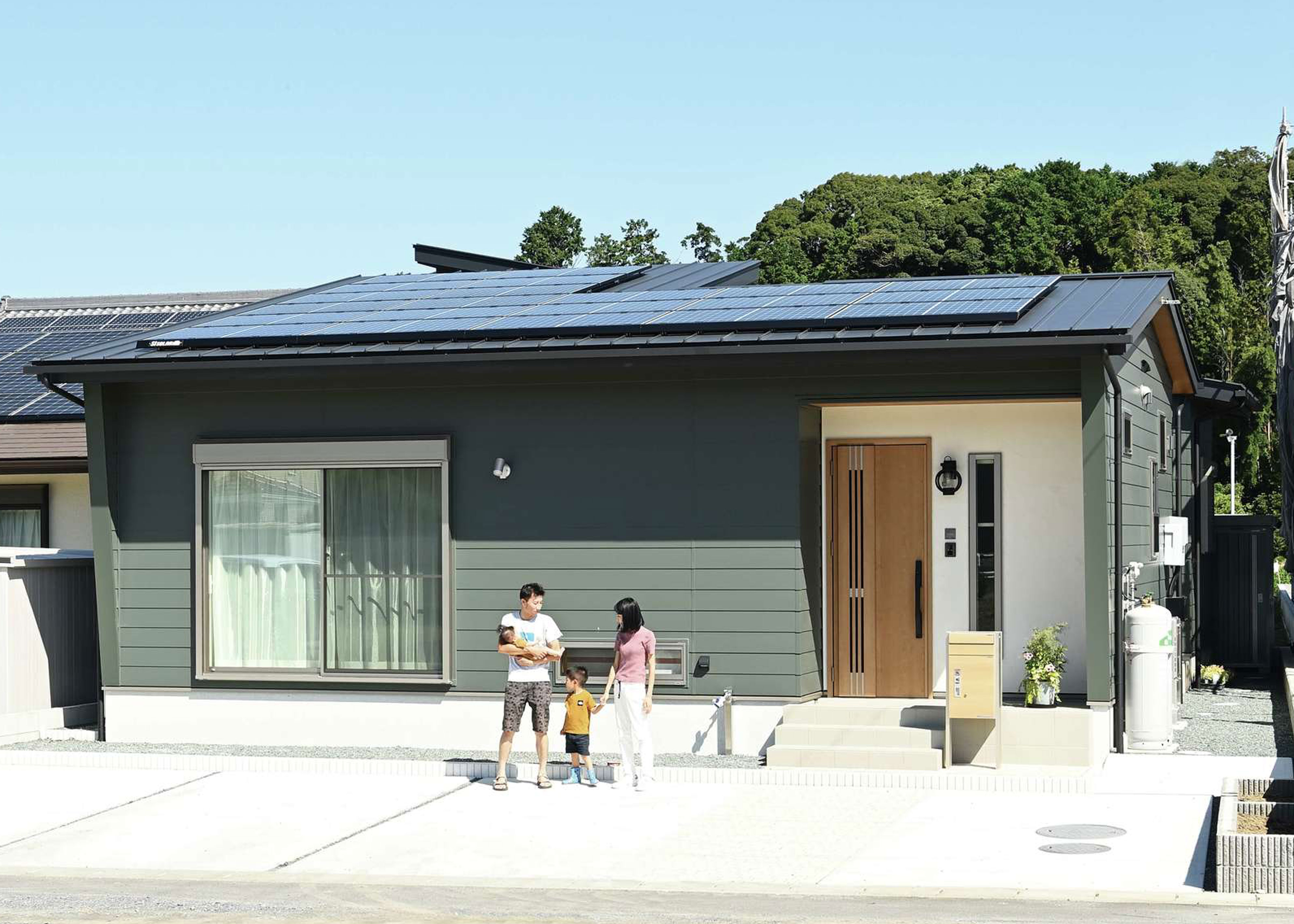 Yamaguchi Design 【間取り、平屋、スキップフロア】モスグリーンのガルバリウムを採用した外観がモダン。Oさん自ら塗壁を施した玄関回りも、家づくりのいい思い出に。6.72kWの太陽光発電パネルを搭載し、電気代収支は毎月プラスになる