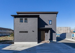 外観は道路からの視線を遮るために窓を減らし、高窓や細長い窓を採用することでデザイン性とプライバシーの確保を両立した