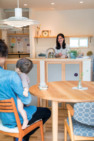 キッチンに立っているママと、目が合うような食卓