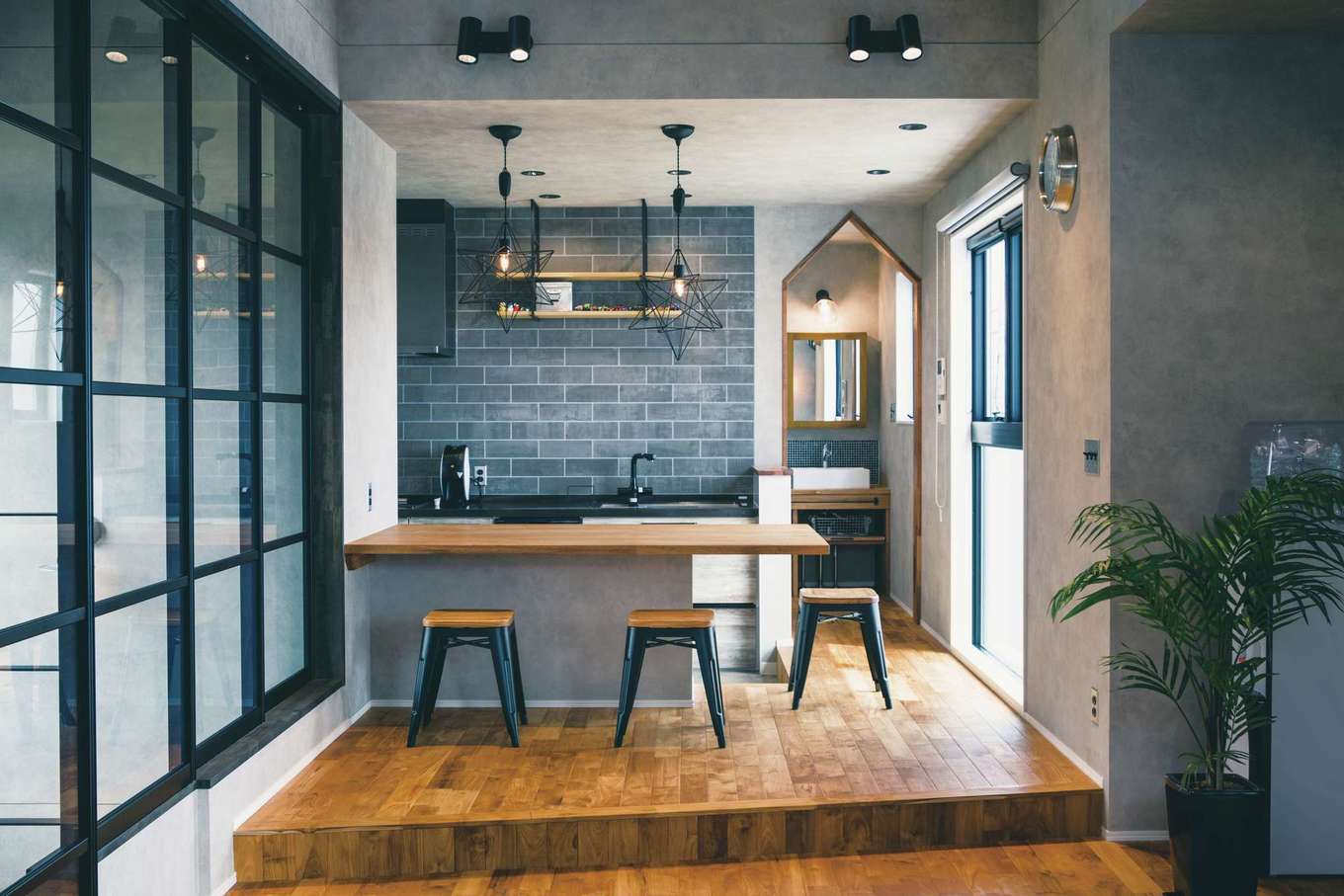 SEVEN HOUSE/セブンハウス【デザイン住宅、趣味、インテリア】ダイニングとリビングのメリハリをつけるために段差を設けた。キッチンも一段下げ、ダイニングチェアに座った時の目線と合うように配慮した