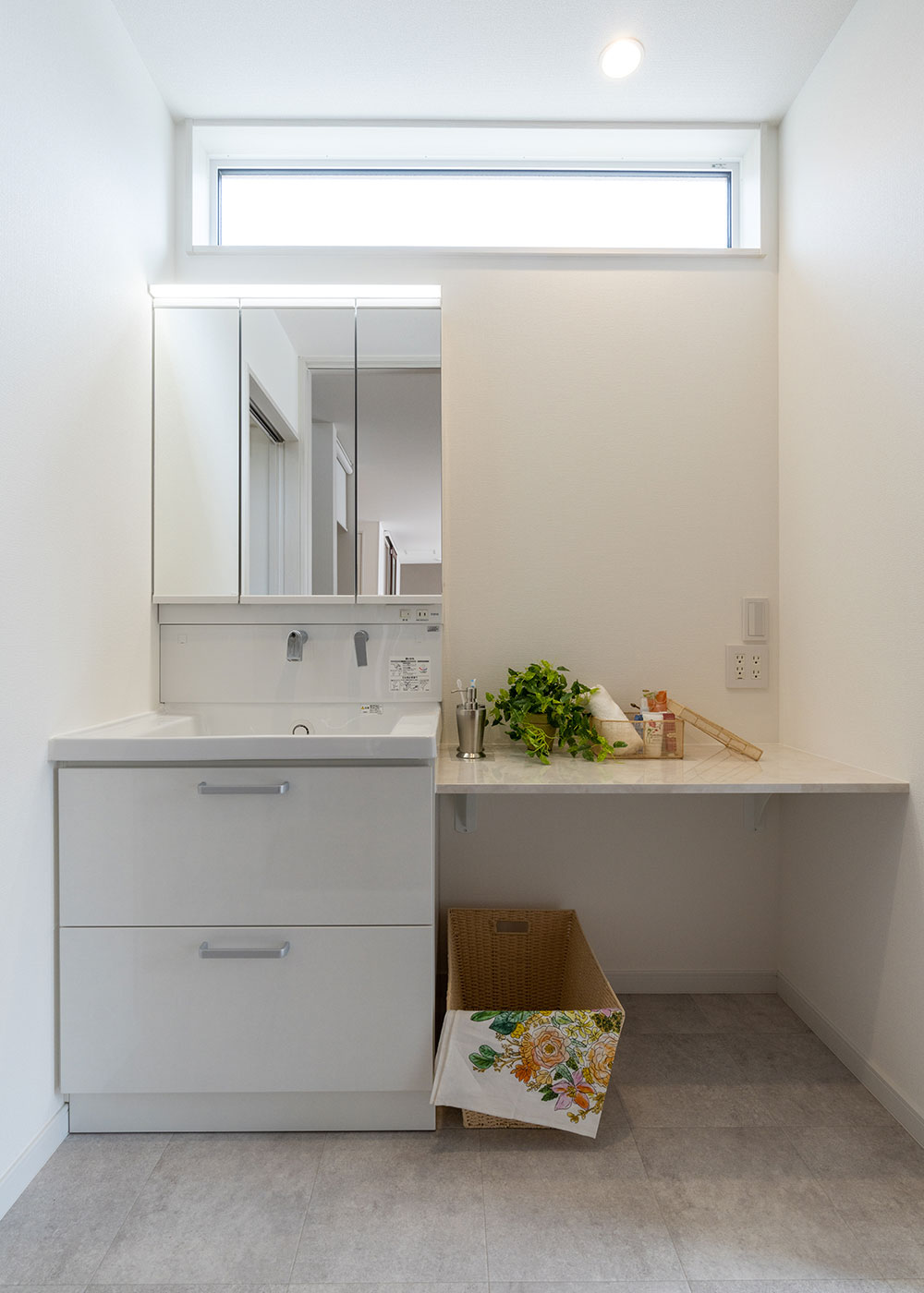 寺田工務店【収納力、省エネ、間取り】洗面室は明かりを確保しつつ、回りからの視線が入らないハイサイドライト（高窓）を採用。脱衣室と分けたことで、誰かが入浴中でも歯磨きや洗面が自由にできて便利