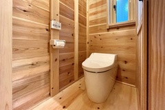 ナチュラルな木材を使用したトイレ空間。自然光を取り入れた明るい雰囲気で、リラックスできる快適なスペース。