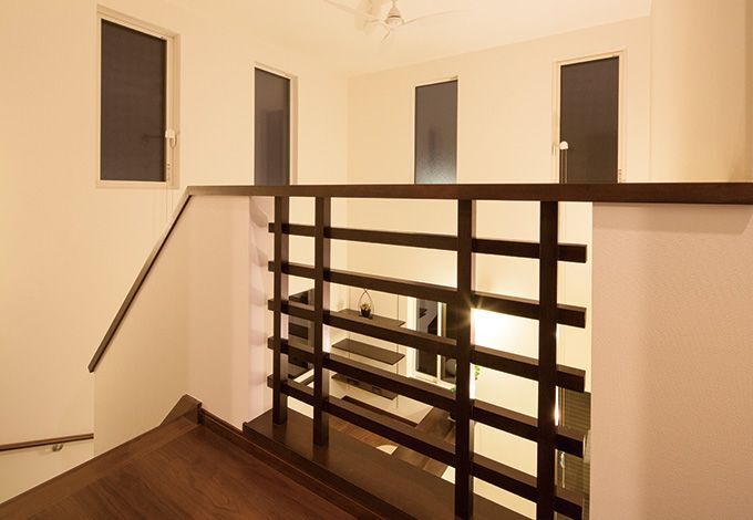 2階ホールの壁は、一部を木格子にして抜け感を出した