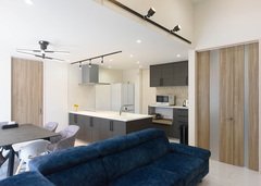 LDKは大理石柄の床材でラグジュアリー感を演出。壁は白のクロスで明るい印象に。リビングスペースは高天井になっているので開放的。実際の面積よりも広く感じる