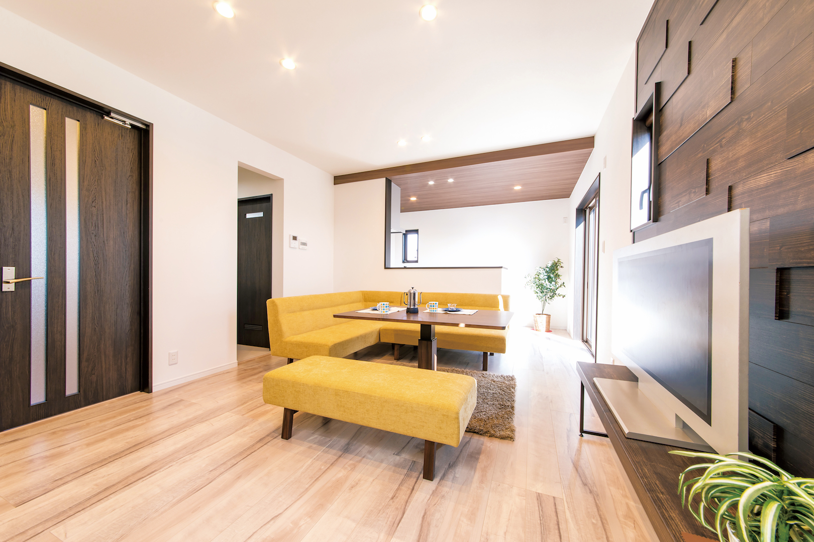 irohaco （アヴァンス）【1000万円台、デザイン住宅、省エネ】リビングは天井高2m55cmの開放的な空間。キッチンの天井は木目調クロスでゾーニングした