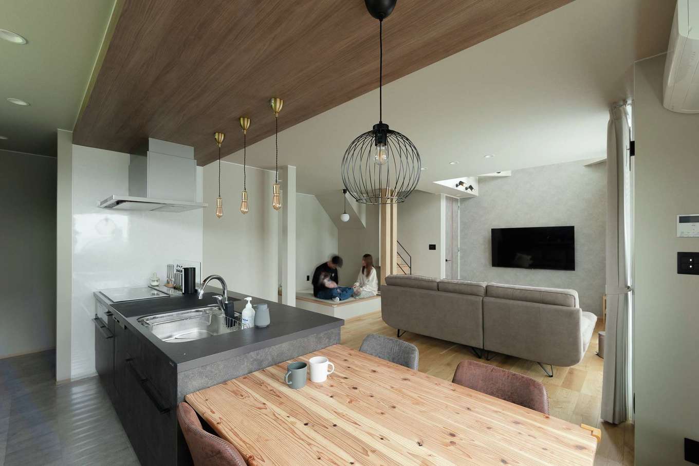 HAPPY HOUSE（山田工務店）【デザイン住宅、省エネ、インテリア】DKは準備や片付けがしやすい横並びスタイルを希望。対面キッチンも要望の1つで、リビングや畳コーナー、階段の上り下りの様子を見渡せる。左手のパントリー兼冷蔵庫置き場がLDKのキレイに貢献