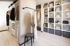 スタイリッシュかつ機能的なウォークインクローゼット。アイテムが整然と並べられ、使う人にとって利便性の高い空間を提供する。