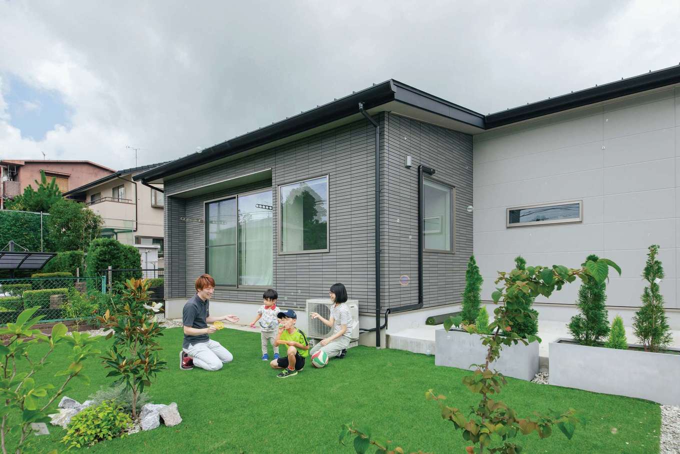 Yamaguchi Design 掛川店（アイフルホーム 掛川店）【デザイン住宅、間取り、平屋】家庭菜園と花壇を設けた広い庭。人工芝はご主人が張り、樹種も好みでセレクトした。今年の夏からBBQやプールを楽しんでいる