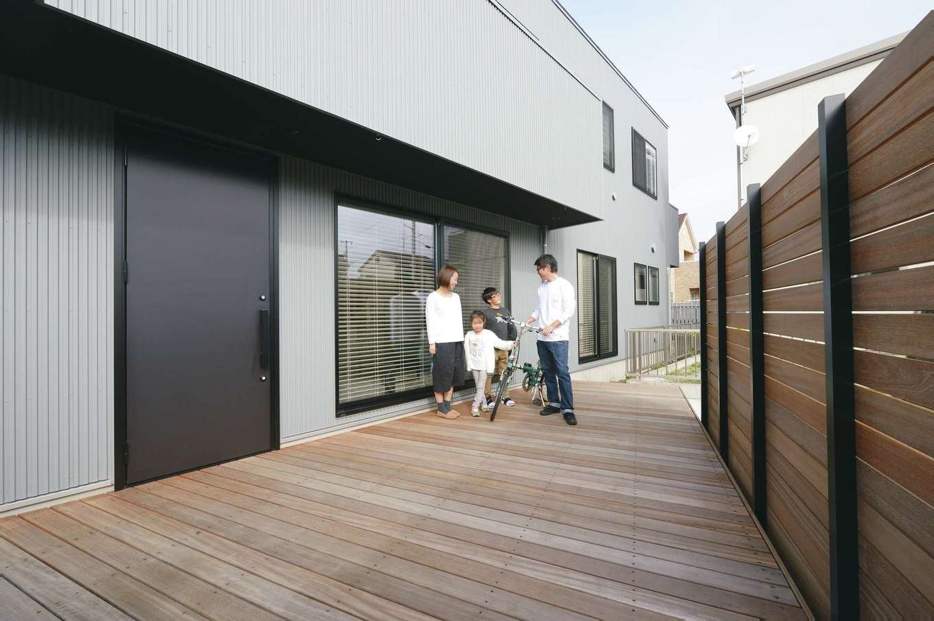MABUCHI【デザイン住宅、狭小住宅、建築家】ウッドデッキを贅沢に張ったポーチ