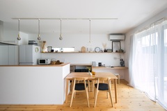 横並びダイニングで家事動線も楽々。
デスクコーナーまで続く飾り棚には、お施主様お好みのインテリアをディスプレイ。お洒落なキッチン空間となった。