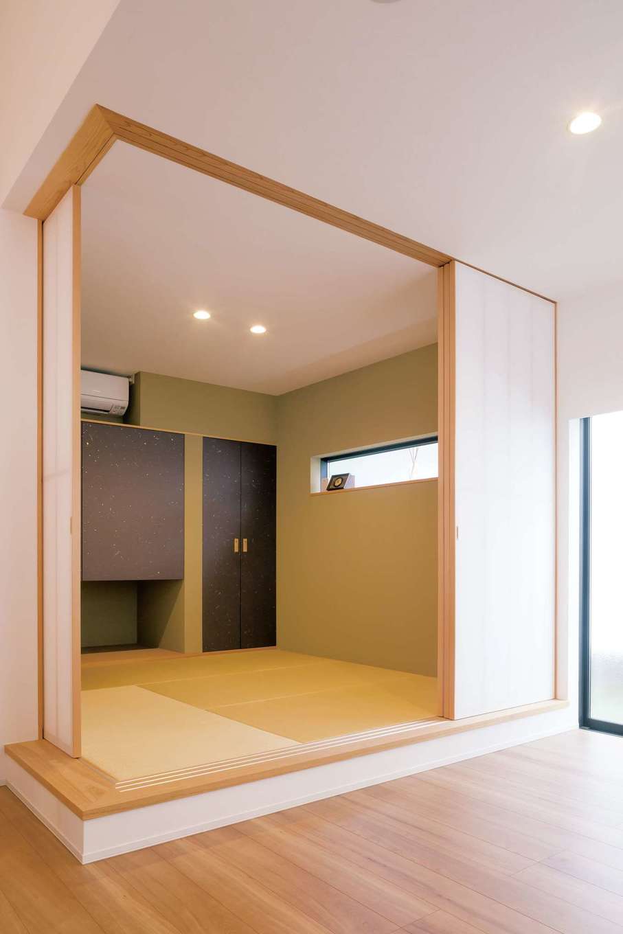 MABUCHI【デザイン住宅、建築家、ガレージ】ユーティリティに使える畳コーナー。天井まで届く障子、吊押入れを設けたことで実際よりも広く感じられる