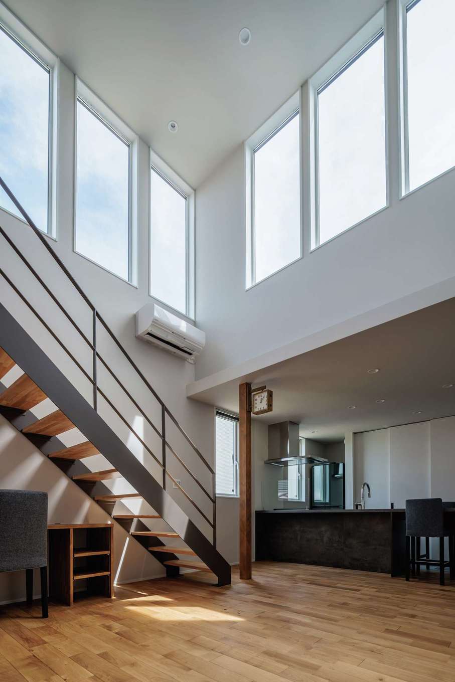 tact design firm【デザイン住宅、子育て、間取り】外からは想像もつかない開放感あふれるLDK。日当たりのハンディを大きな吹抜けを採用することでカバーした。36坪の敷地でも、設計の力でこれだけのゆとりある空間が叶えられる