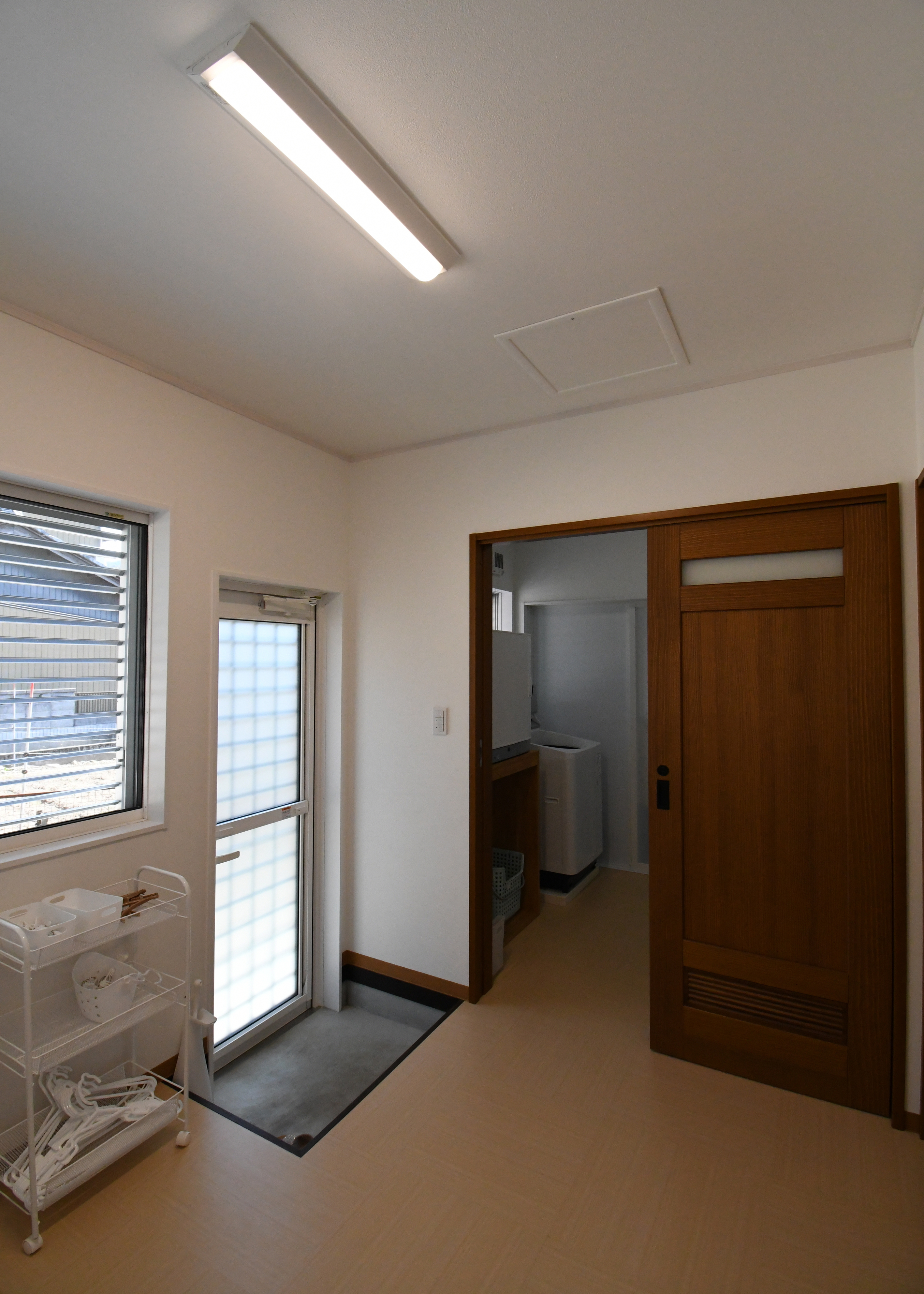 丸七建設興業【デザイン住宅、二世帯住宅、省エネ】洗面脱衣スペースの横に、室内物干しスペースを配置。コンパクトな動線で家事が楽になったという