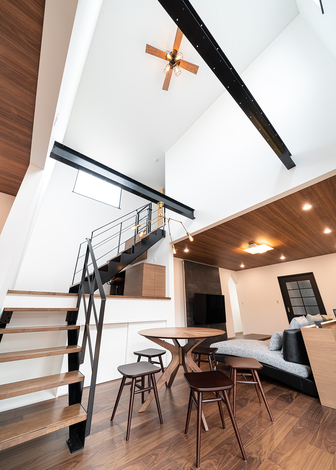 吹抜けのダイニング