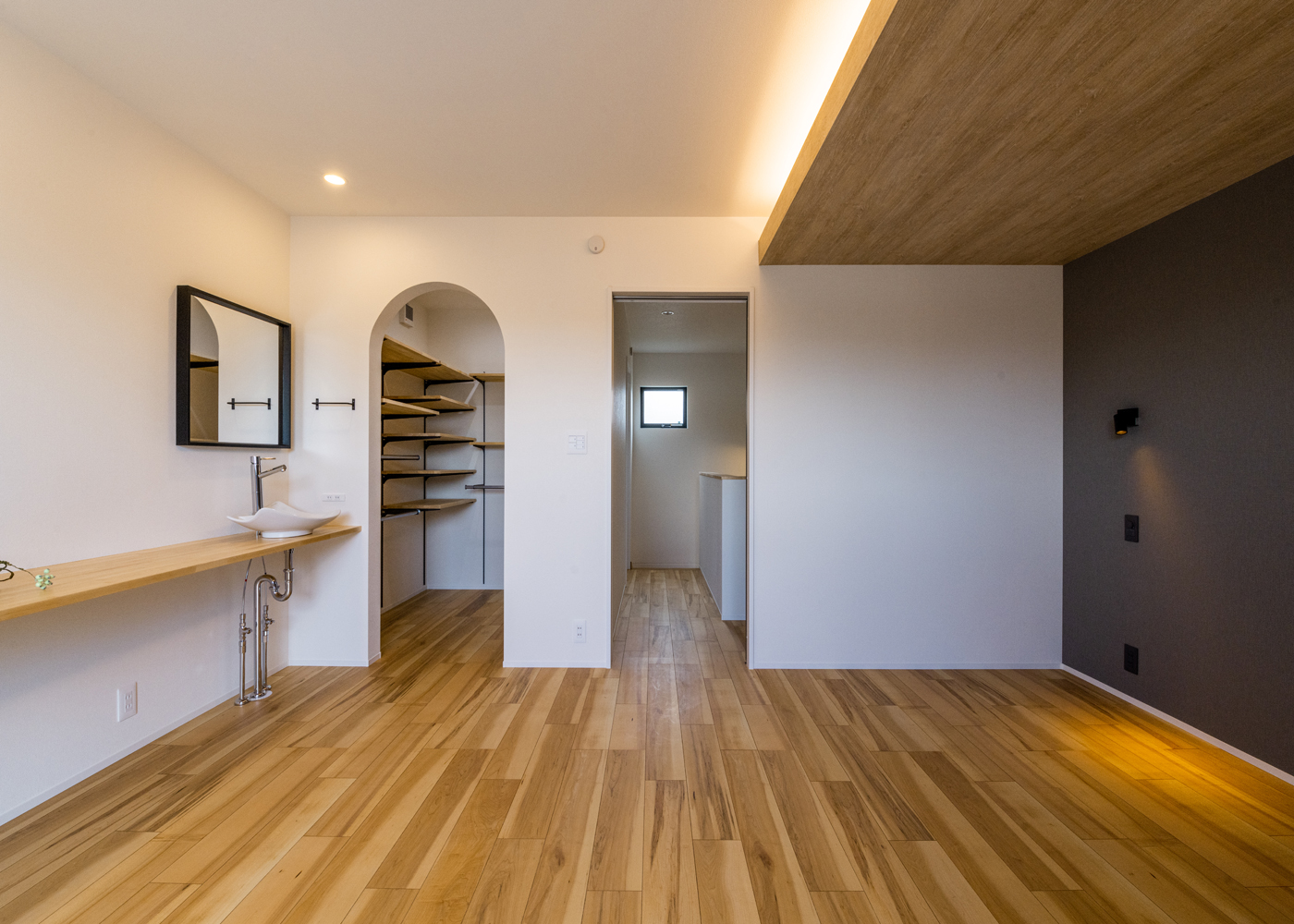 SEVEN HOUSE/セブンハウス【デザイン住宅、趣味、間取り】プロジェクターを壁に投影し、動画を楽しめるように寝室を設計。カウンターや洗面台も造作するなど機能を充実させた