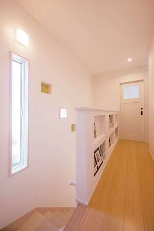 2階ホールには階段の壁を利用してマガジンラックが。本や写真をディスプレイできる