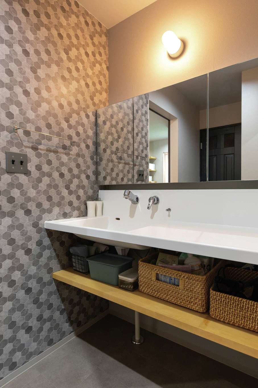 甲静ハウジング【デザイン住宅、趣味、間取り】1階洗面台はデザインと掃除のしやすさを両立