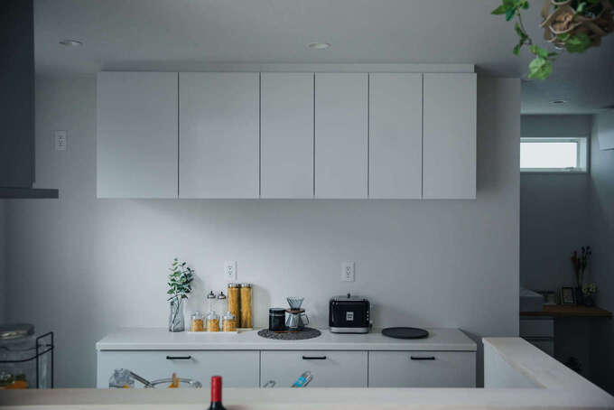 カップボードは清潔感のある白い面材でコーディネート。広々としたスペースなので家電もゆとりをもって並べられる