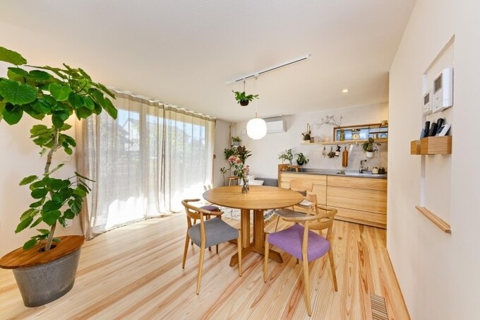 南窓からやわらかい光が差し込むLDK。