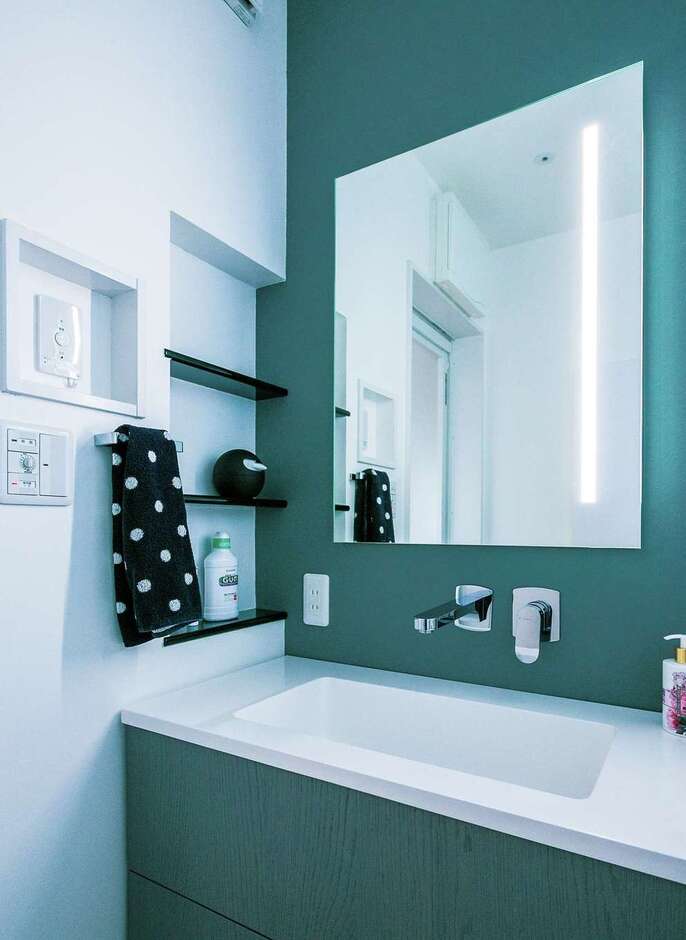 ミラーにLED照明を埋め込んだグレーの洗面化粧台